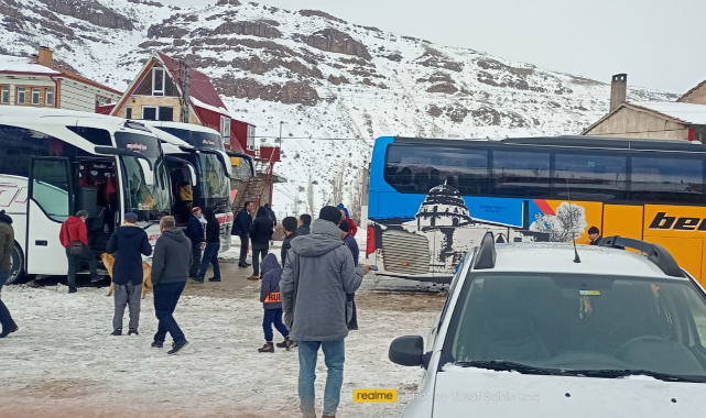 Kar yağışı ve tipi nedeniyle yüzlerce yolcu yolda kaldı!