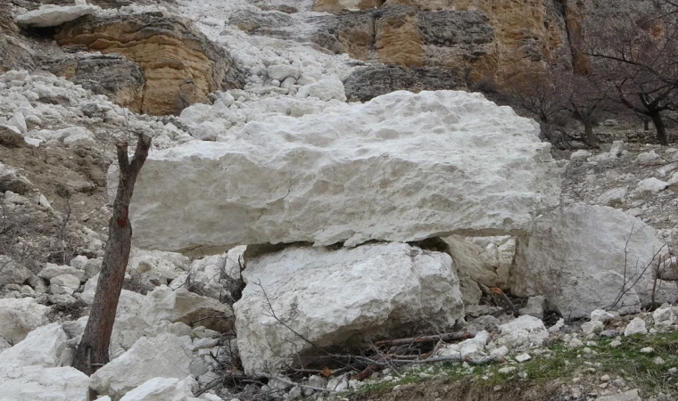 Kozluca'da taş üstünde taş kalmadı! Dağlar bölük bölük bölündü