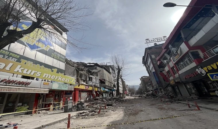 Malatya'nın enkazında hüzün ve sevgi var