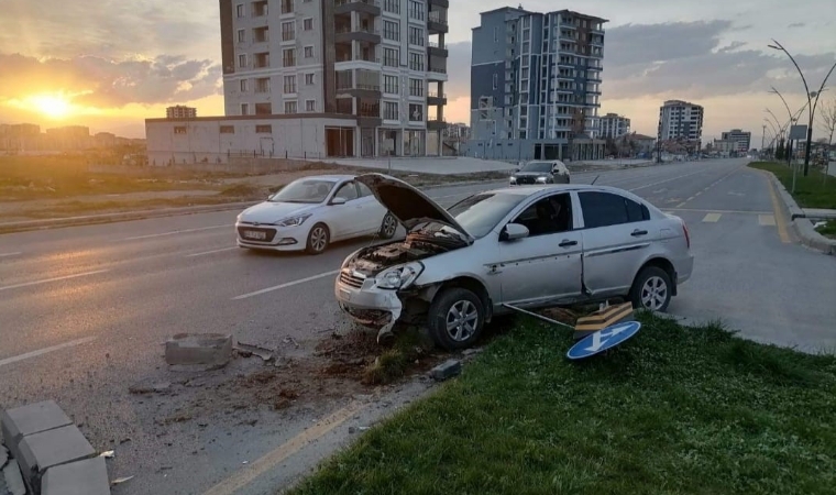 Altın Kayısı Bulvarı üzerinde feci kaza!