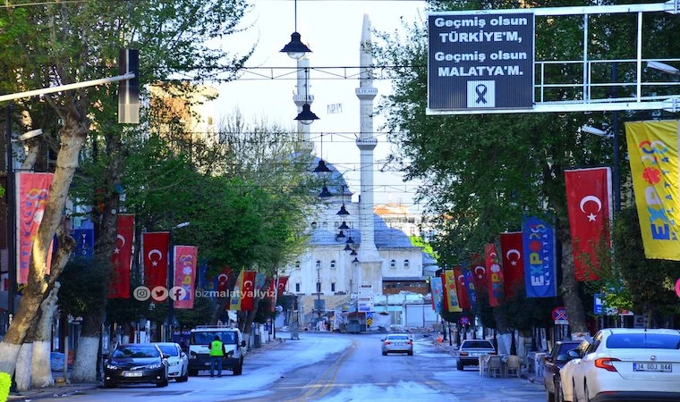 Söğütlü Camiii, Kışla Caddesi’nden görünüyor!..