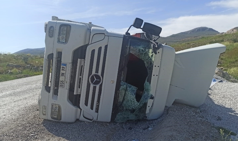 Akçadağ'da feci kaza!.. Sürücünün kontrolünde çıkan tır devrildi