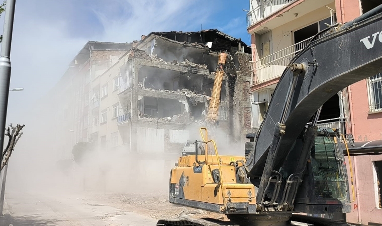 Burası Küçük Mustafa Paşa Mahallesi: Yerle bir olan binadan geriye toz bulutları kaldı