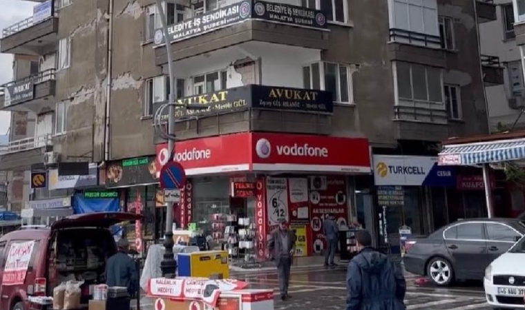 Deprem bölgesinde ağır hasarlı binanın önünde tehlikeli yürüyüş!