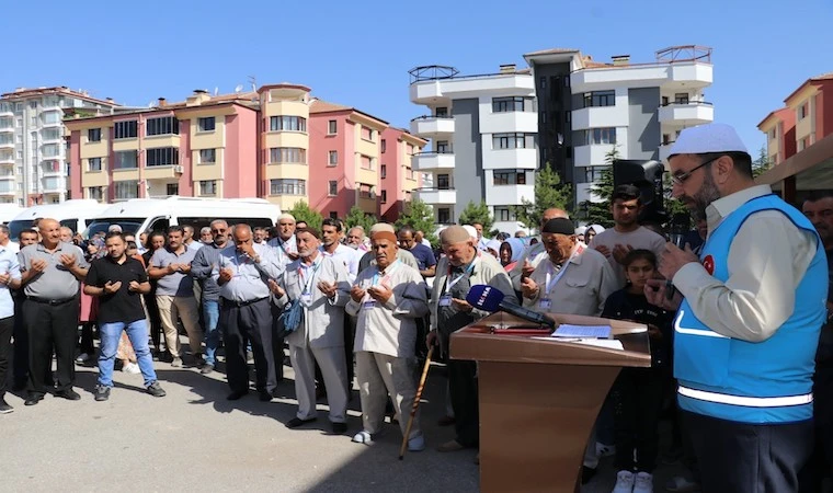 Malatya’dan ilk hac kafilesi dualarla uğurlandı