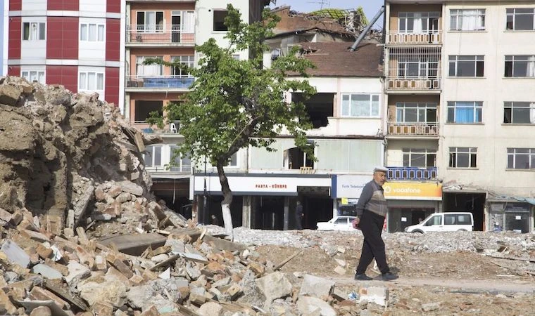 Ocak yıkıldı!.. Ağaç kaldı yadigâr!..