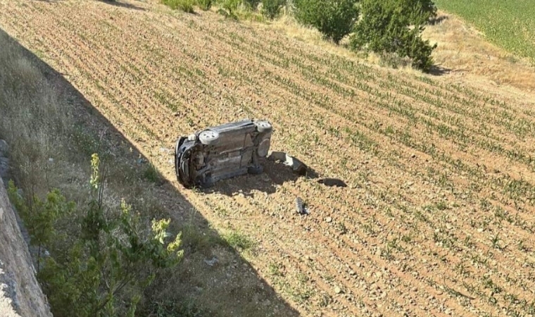 Yeşilyurt'ta, bir otomobil, sürücünün kontrolünden çıkarak tarlaya uçtu