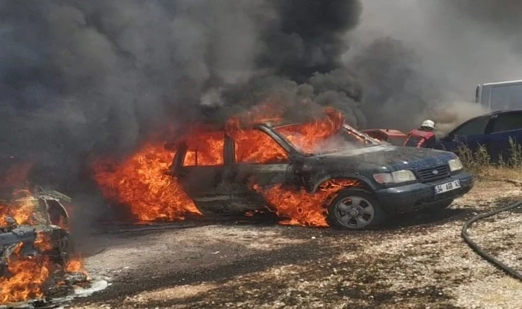 Yeşilyurt’taki ot yangını, otoparka sıçradı