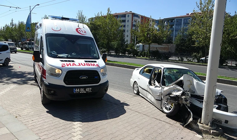 Aydınlatma direğine çarpan otomobil hurdaya döndü