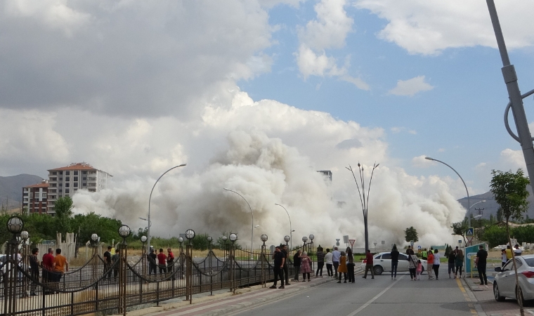 Barguzu Caddesi’nde yüksek katlı 2 bloğun yıkımı gözyaşları ile izlendi