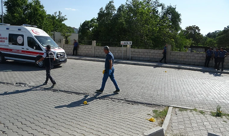 Husumetlisini, hastane otoparkında başından vurdu!..