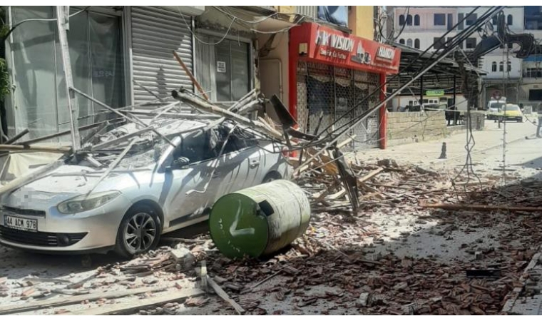 Deprem bölgesi Malatya'da, hasarlı binanın çatısının çökmesi ile 2 araç zarar gördü