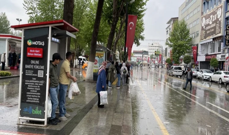 Meteoroloji saat verip uyardı! Bu ilçedekiler şemsiyesiz çıkmasın...