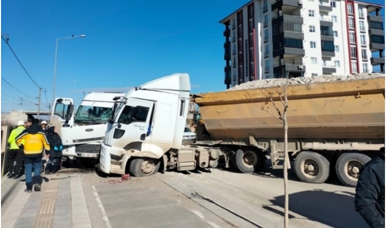 Alpaslan Türkeş Bulvarı üzerinde iki kamyon kafa kafaya çarpıştı!