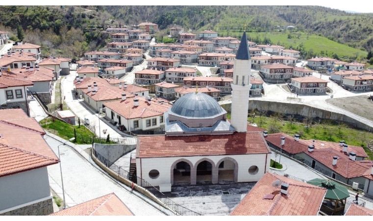 Elazığ depreminde ağır hasar alan ilçe, şimdi görenleri kendine hayran bırakıyor