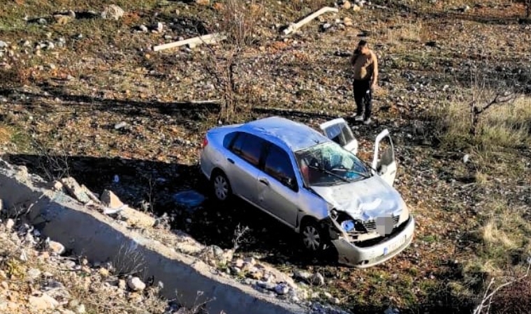 Çelikhan Kavşağında otomobil şarampole uçtu: 4 yaralı