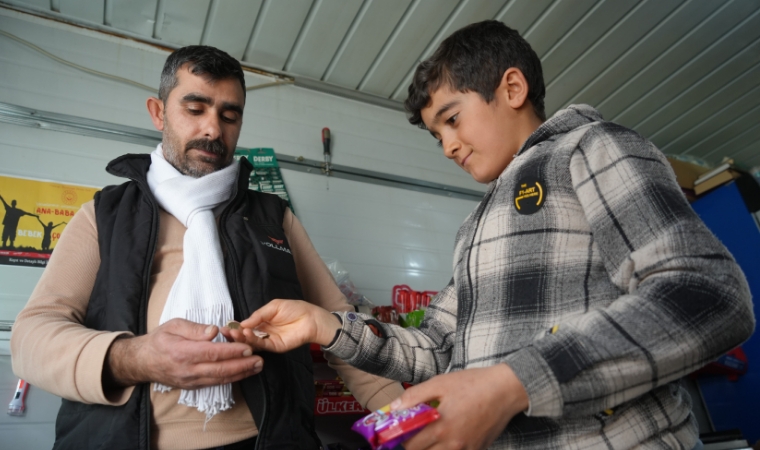 Depremin yaralarını, konteyner kente açtığı bakkal dükkanı ile sarmaya çalışıyor