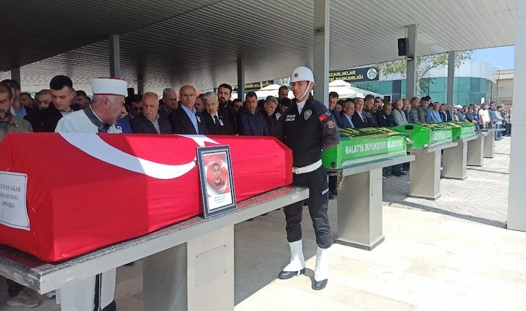 Polis memuru ve ailesi, Malatya’da son yolculuğuna uğurlandı!..