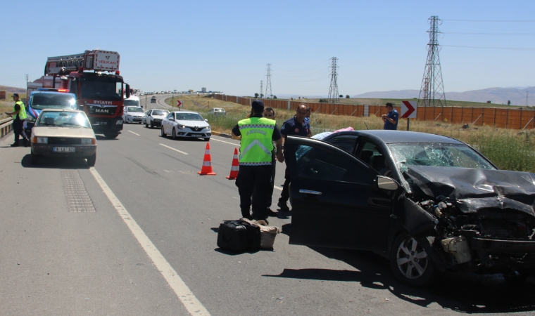 Kayseri-Malatya Karayolunda Otomobil Biçerdövere Çarptı: Yaralılar Var