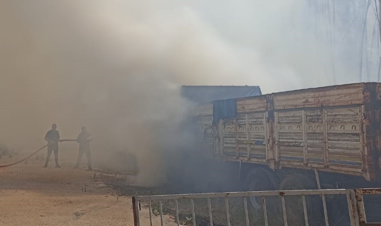 Kayseri - Malatya Yolu Üzerinde Korkutan Yangın: 2 Kamyon, 4 Konteyner Zarar Gördü