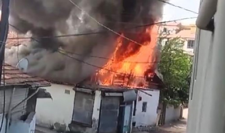 Özalper Mahallesi'nde Panik: Tek Katlı Ev Cayır Cayır Yandı