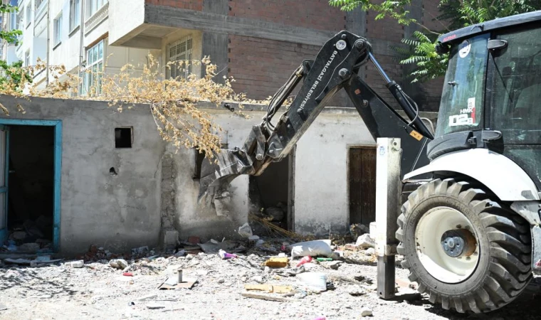 Battalgazi Belediyesi’nden Sürpriz Hamle: Metruk Kömürlükler Yıkılıyor, Güvenlik Sağlanıyor!