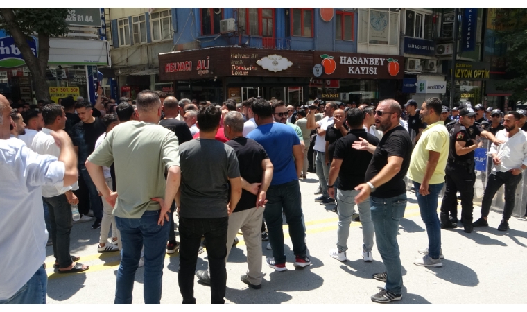 Kışla Caddesi'nde Gerginlik: Sami Er'in Sözünde Durmadığını İddia Ederek Eylem Yaptılar