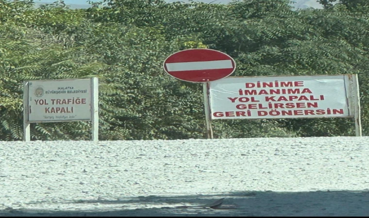 Malatya Topsöğüt’teki Tabela Gülümsetti! “Dinime İmanıma Yol Kapalı”