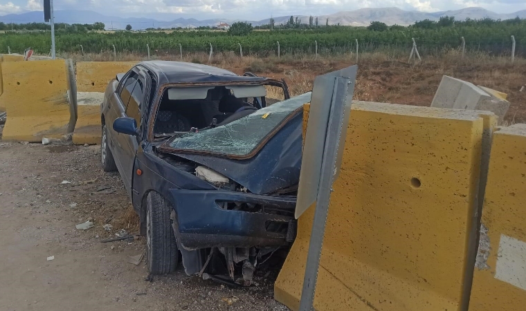 Malatya'da Kontrolden Çıkan Otomobil Bariyerlere Çarptı: 4 Yaralı