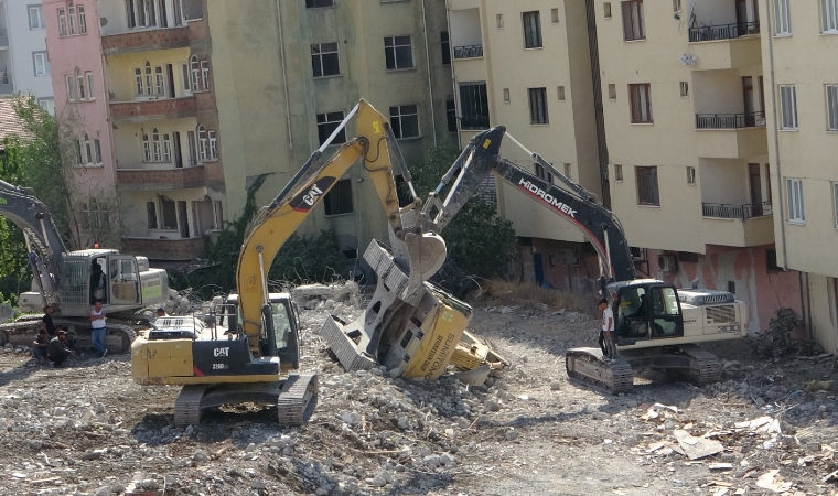 Malatya'da, Yıkım Yapan İş Makinesi Devrildi