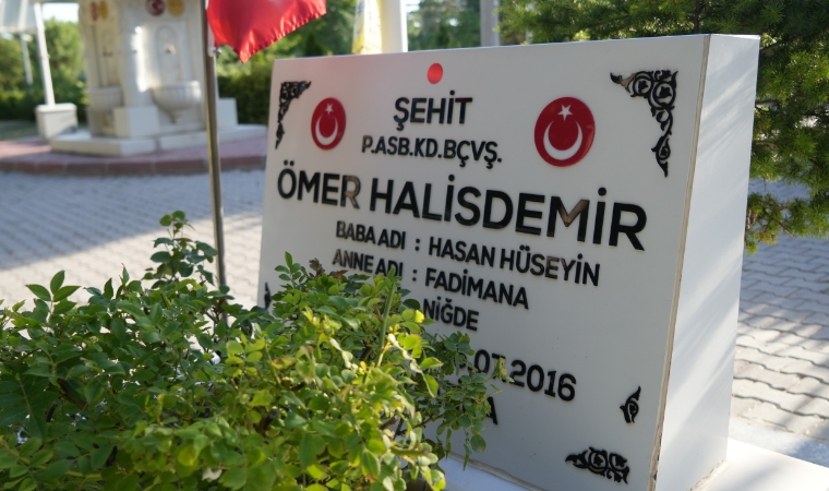 Şehit Ömer Halisdemir'in Kabri Ziyaretçi Akınına Uğruyor