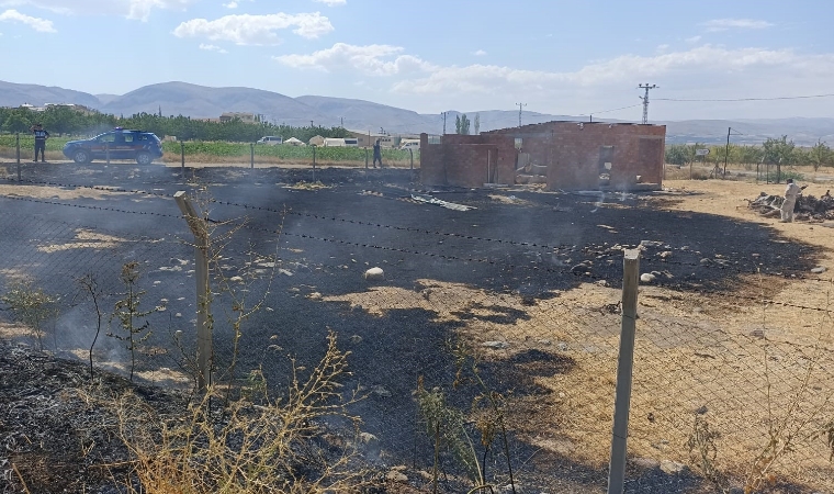 Darende’de 2 Dönümlük Araziyi Kapsayan Yangın İtfaiye Ekiplerini Alarma Geçirdi