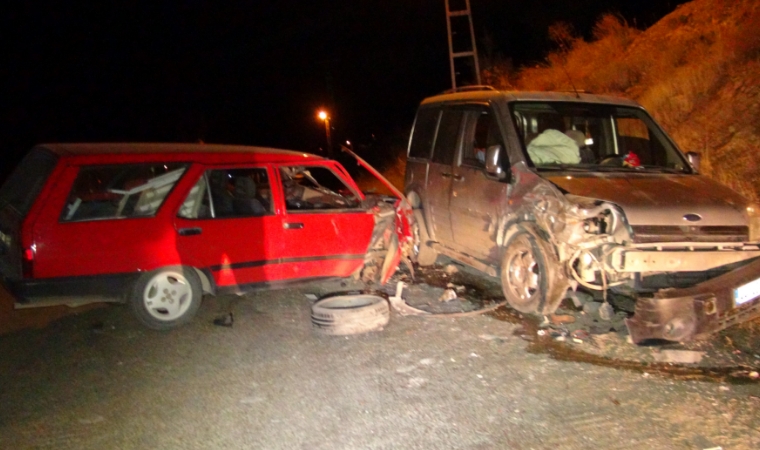 Doğanşehir'de, Ford ve Tofaş Marka Araçlar Kafa Kafaya Çarpıştı