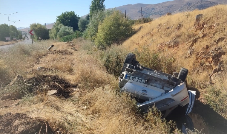 Doğanşehir'de Trafik Kazası: Otomobil Şarampole Devrildi, Songül İrice Yaralandı