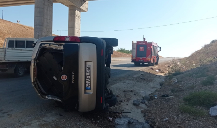 Samanköy Mevkiinde Kaza: Hafif Ticari Araç Devrildi, Yaralılar Var