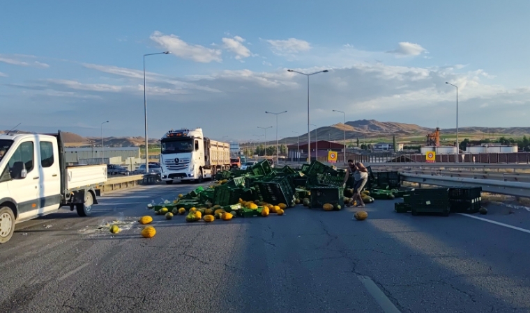 Sivas-Malatya Karayolunda Kavun Yüklü Tır Kaza Yaptı: Yol Trafiğe Kapandı