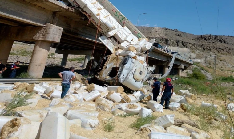 Yazıhan’da Feci Kaza: Tır Şarampole Yuvarlandı, Sürücü Hayatını Kaybetti!