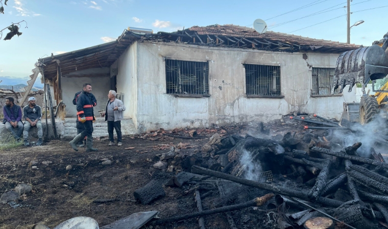 Akören Mahallesi'nde Korkutan Yangın: 3 Ton Odun Zarar Gördü