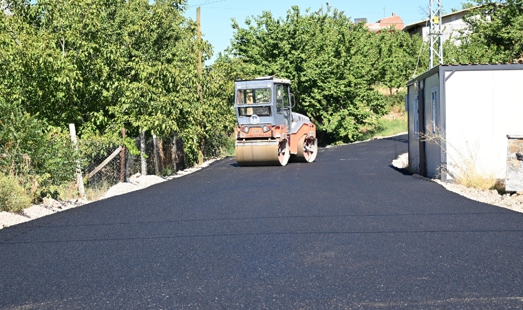 Depremi Atlatan Mahallede Hızlı İyileşme: Karahan’da Asfalt Çalışmaları Başladı