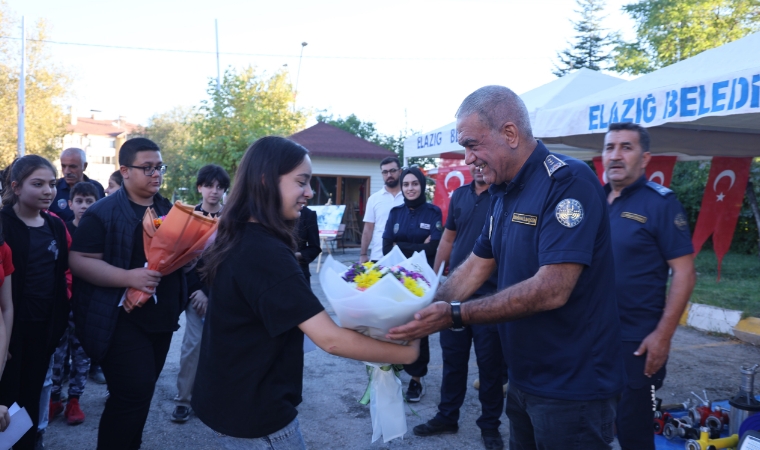 Elazığ İtfaiyesi, Depremzede Olmalarına Rağmen Malatya'ya Yardıma Koştu