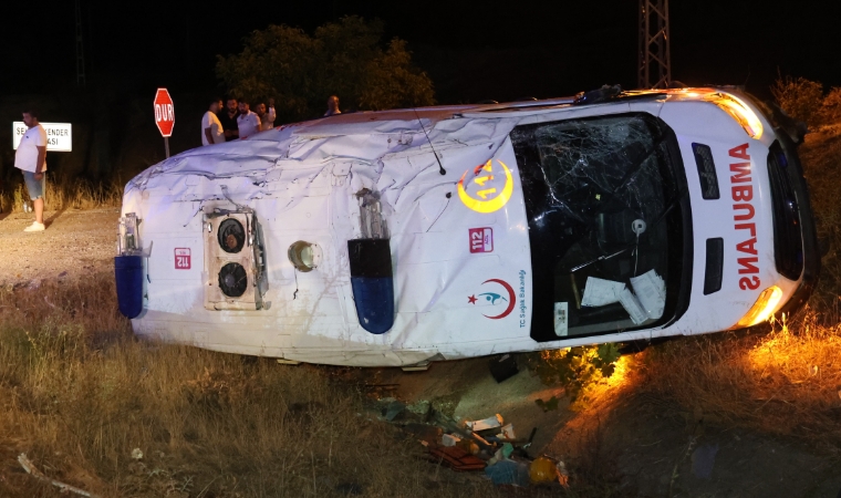 Elazığ-Malatya Karayolunda Ambulans Şarampole Devrildi: 3 Sağlık Çalışanı Yaralandı