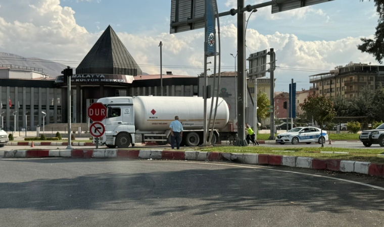 Malatya-Elazığ Yolunda Arıza Yapan Yakıt Tankeri Trafiği Kilitledi