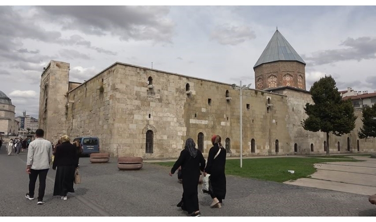 Malatya'da Vefat Eden Selçuklu Sultanı 1. İzzeddin Keykavus'un Türbesi Ziyaretçilerini Bekliyor