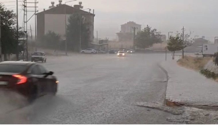 Malatya’da Yağış Etkisini Gösterdi: Yollar Göle Döndü, Trafik Felç!