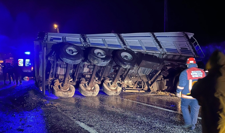 Doğanşehir'de Feci Kaza: Maden Yüklü Tır Devrildi