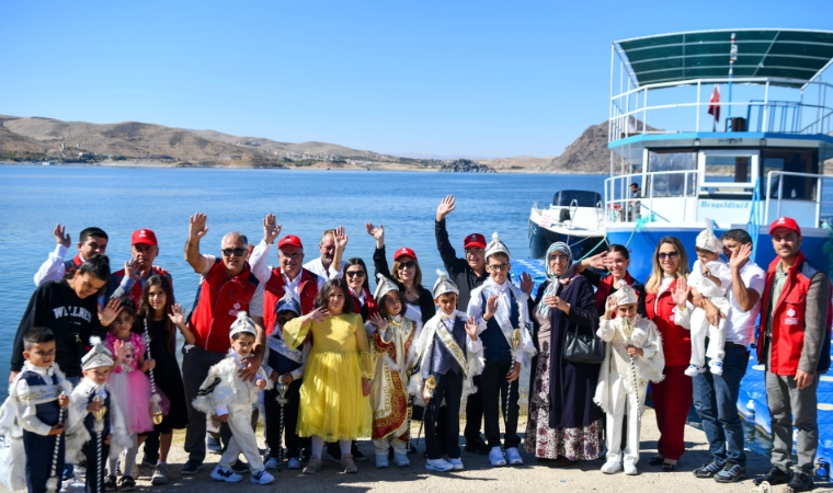 Malatya Vakıflar Bölge Müdürlüğü’nden Tunceli’de 10 Çocuğa Sünnet Şöleni