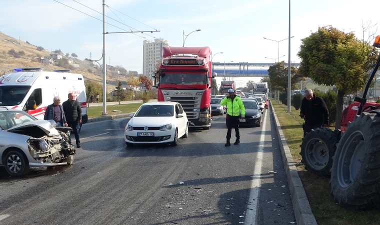 Çöşnük Kavşağı’nda Feci Kaza: Otomobil ve Traktör Çarpıştı, 2 Yaralı