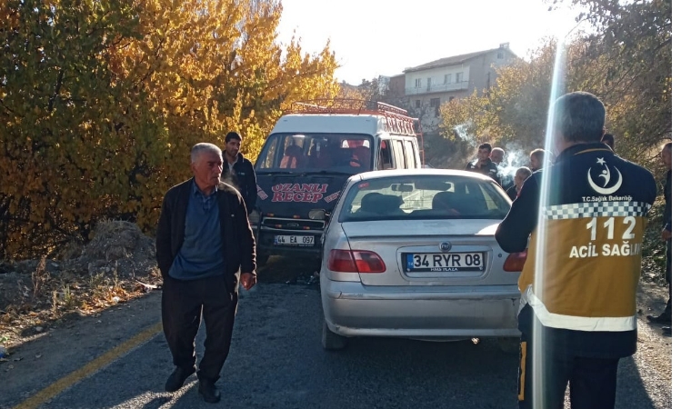 Darende Esenbey Mevkiinde Kaza: Minibüs ve Otomobil Çarpıştı, 2 Yaralı