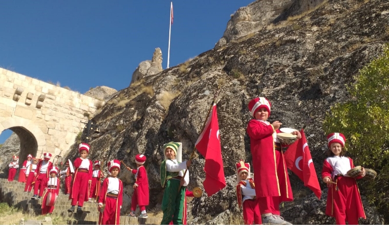 Darende’de Minik Mehteran Takımı Tarihi Dokuda Marşlarla Büyüledi!