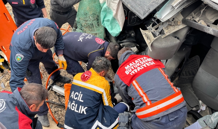 Darende'de Şarampole Yuvarlanan Araçta Dehşet! 5 Yaralı Hastaneye Sevk Edildi